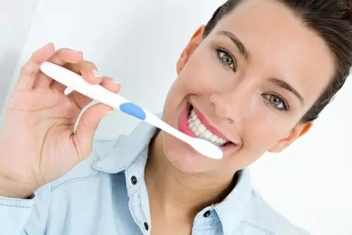 Cómo blanquear los dientes de manera natural