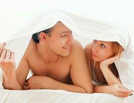 Los hombres son más reacios a usar condón si su pareja es muy atractiva