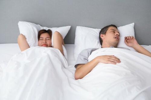 Cómo afecta dormir con alguien que ronca | Feminiza