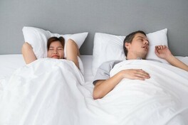 Cómo afecta dormir con alguien que ronca