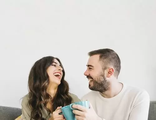 ¿Por qué los hombres les dicen a las mujeres que sonrían?