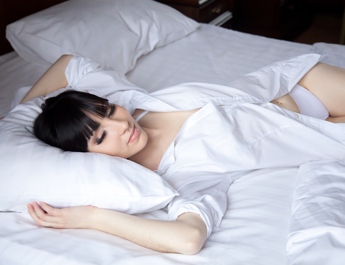 ¿Es mejor dormir desnuda o con pijama?